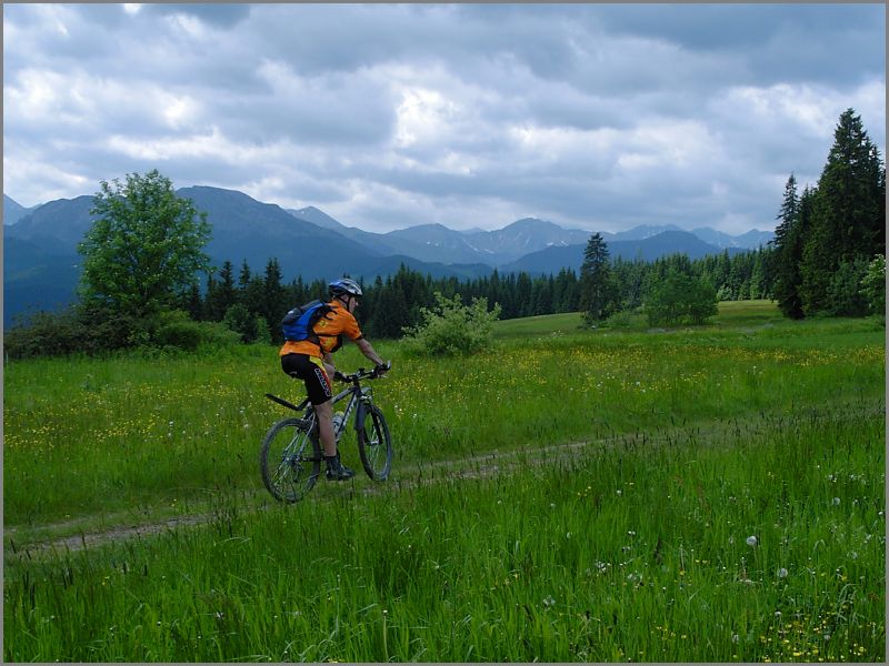 czarnym szlakiem, po lewej Tatry, po prawej Orawa