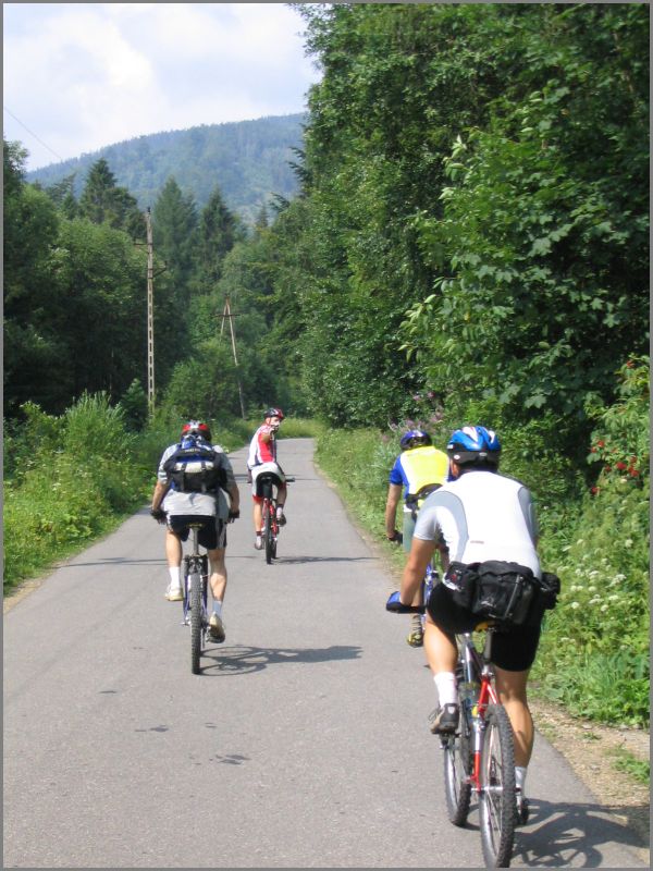 Spora cz podjazdu na Skrzyczne prowadzona asfaltem